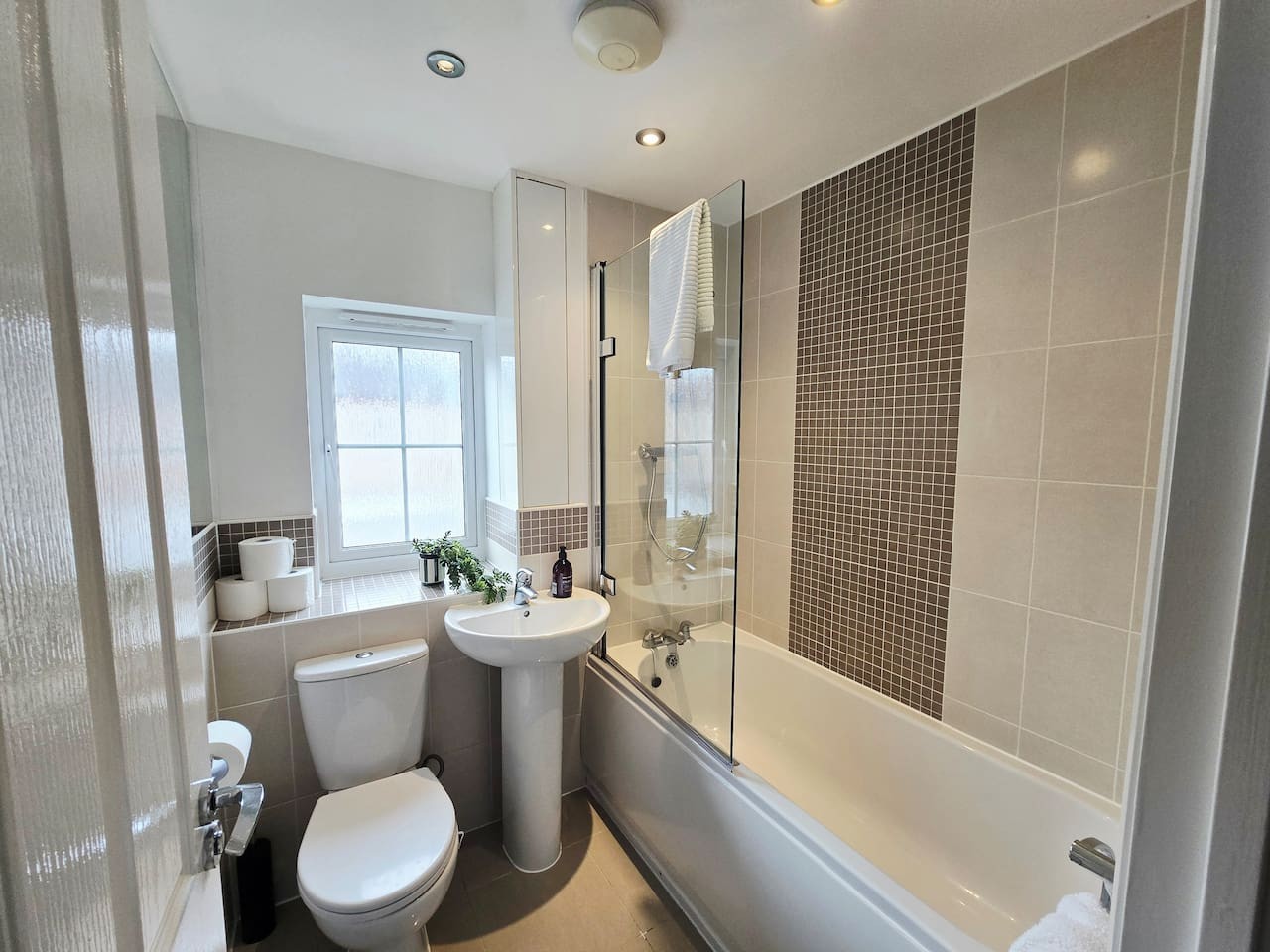 Lysaght House* Groups *Contractors *sleeps 5 in 28 Lysaght Gardens - Property image 6 - VivreStays