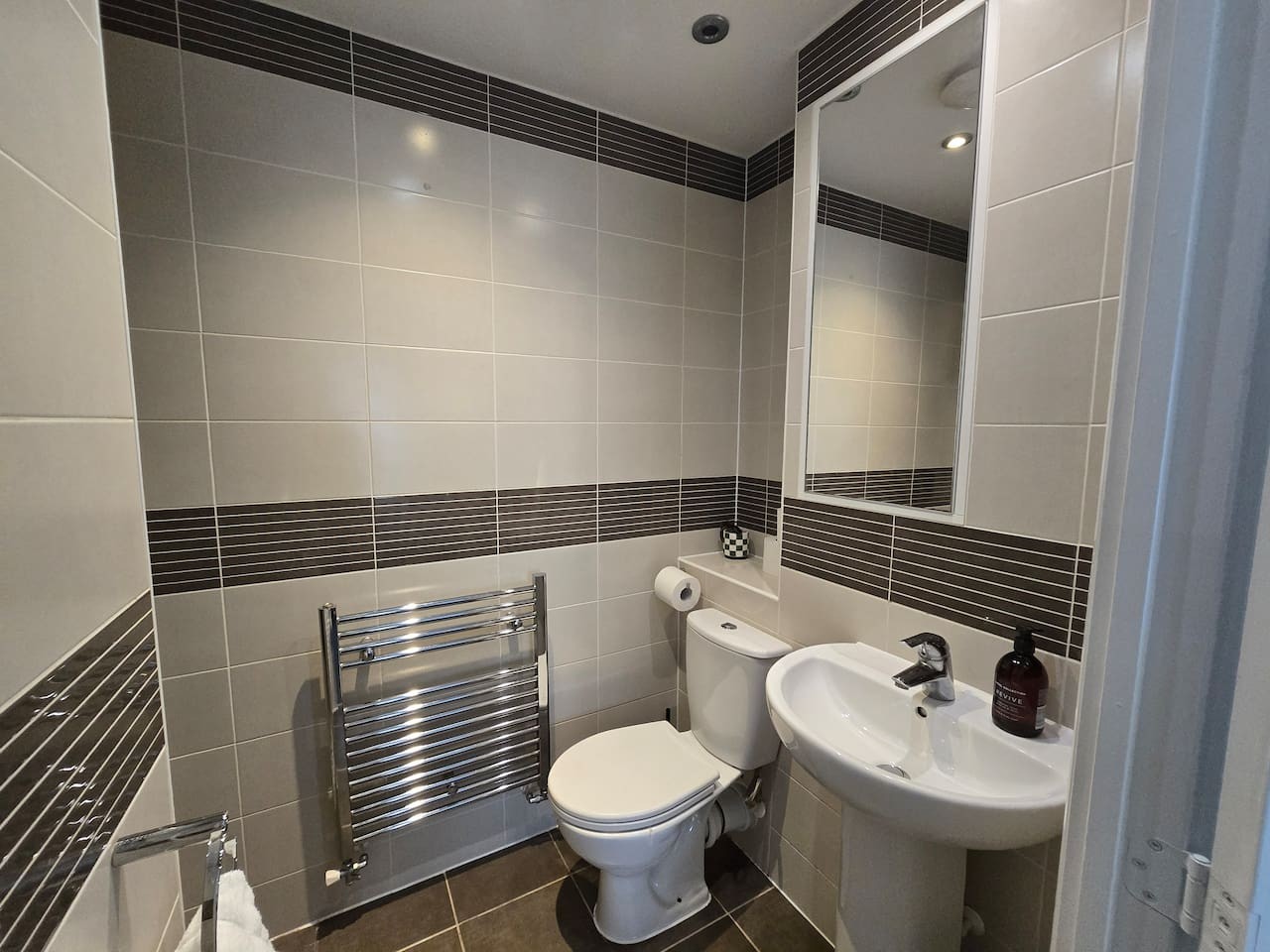 Lysaght House* Groups *Contractors *sleeps 5 in 28 Lysaght Gardens - Property image 34 - VivreStays