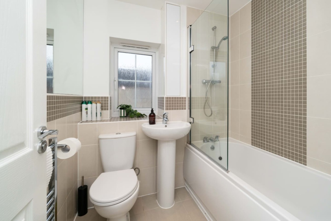 Lysaght House* Groups *Contractors *sleeps 5 in 28 Lysaght Gardens - Property image 21 - VivreStays