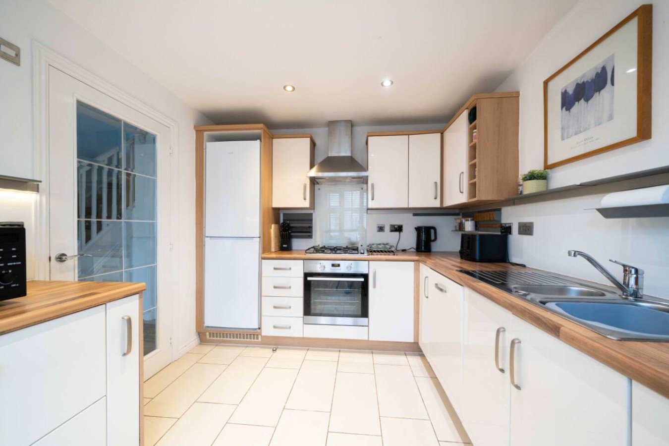 Lysaght House* Groups *Contractors *sleeps 5 in 28 Lysaght Gardens - Property image 10 - VivreStays