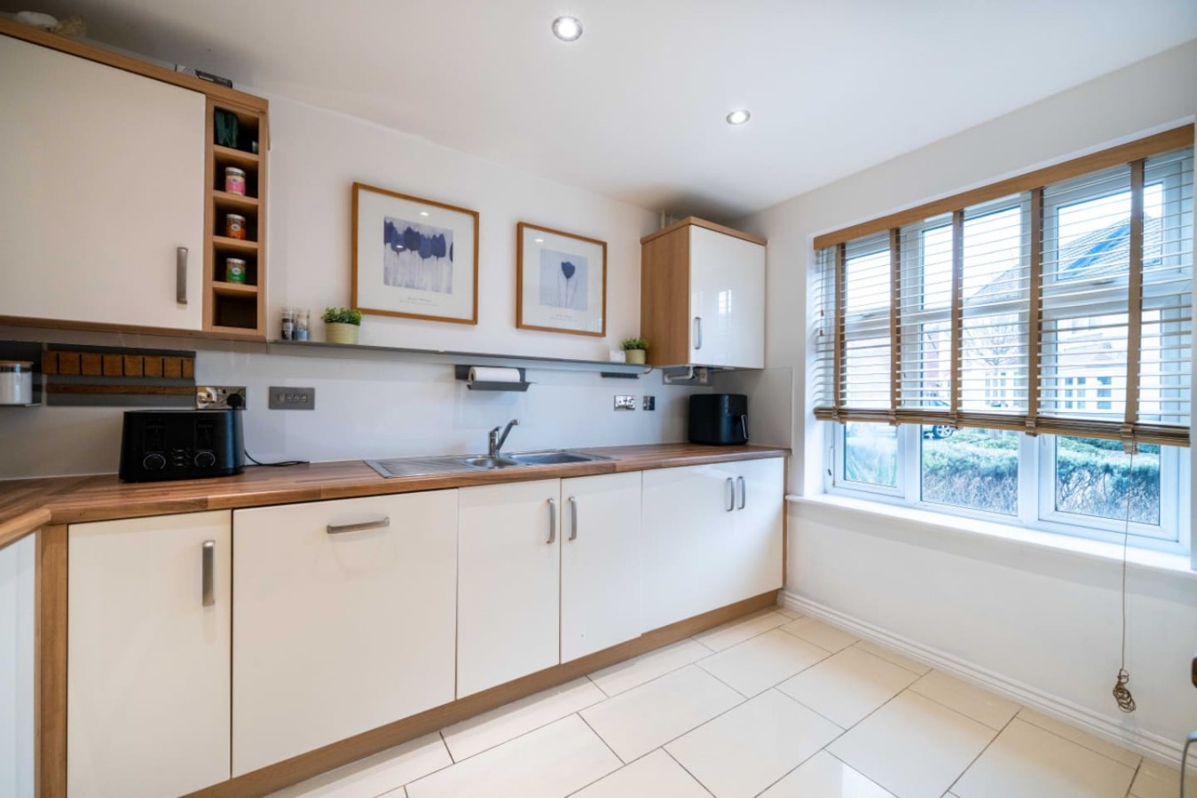 Lysaght House* Groups *Contractors *sleeps 5 in 28 Lysaght Gardens - Property image 18 - VivreStays