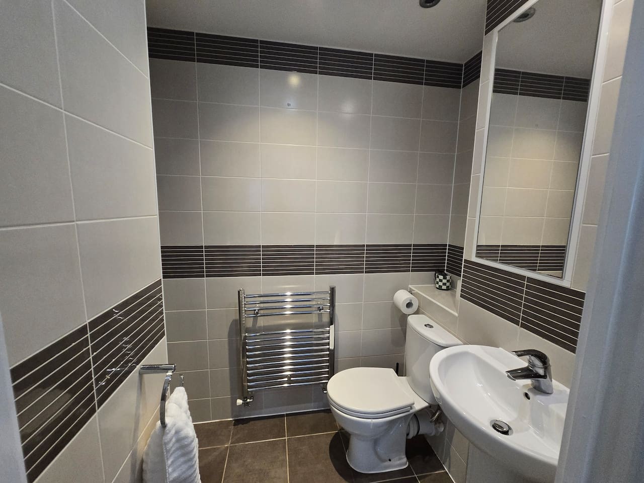 Lysaght House* Groups *Contractors *sleeps 5 in 28 Lysaght Gardens - Property image 35 - VivreStays