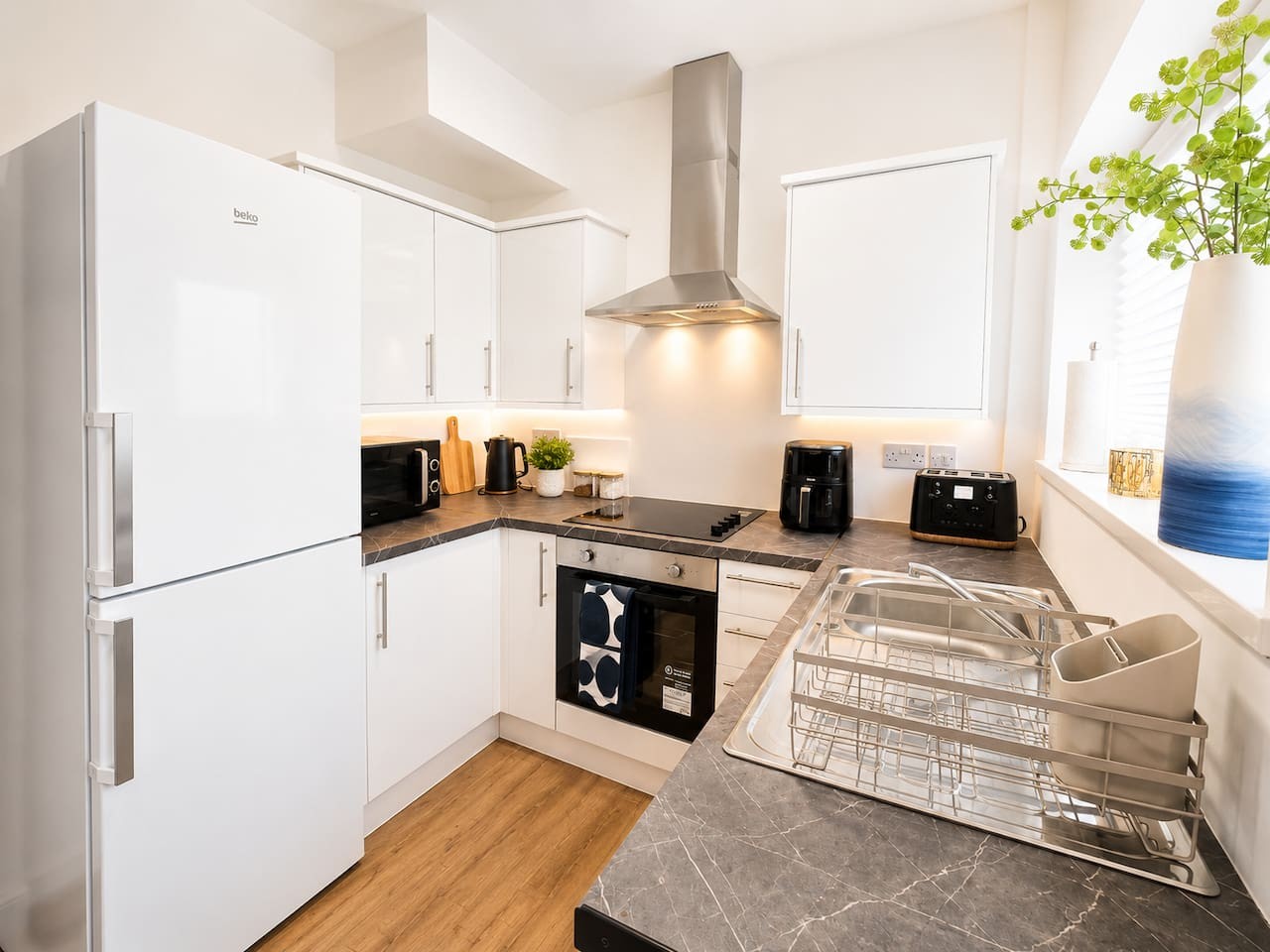Somerton House*Sleeps 5*Contractors*Groups in 41 Somerton Road - Property image 2 - VivreStays