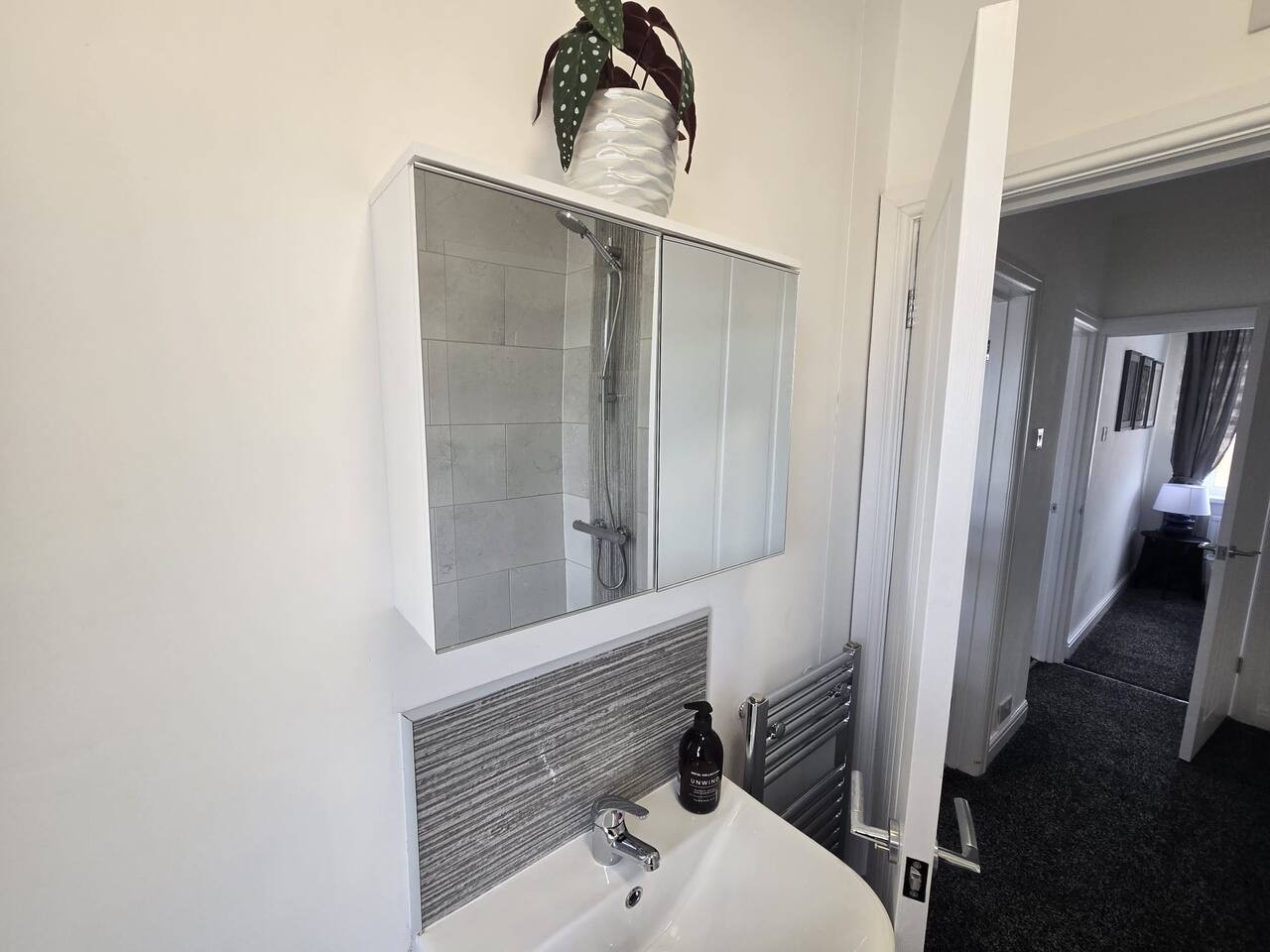 Somerton House*Sleeps 5*Contractors*Groups in 41 Somerton Road - Property image 11 - VivreStays