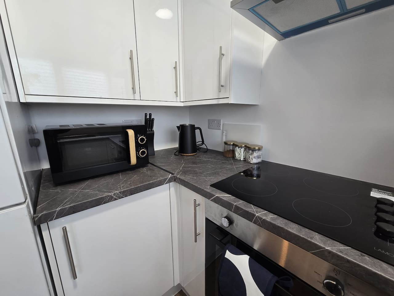Somerton House*Sleeps 5*Contractors*Groups in 41 Somerton Road - Property image 12 - VivreStays