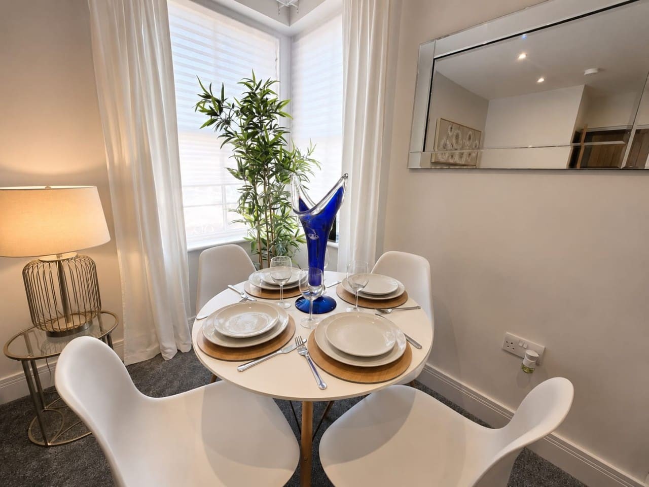 Cathedral House Spacious 2BR Apartment in 96 Cardiff Rd, Cardiff CF5 2DT, UK - Property image 3 - VivreStays
