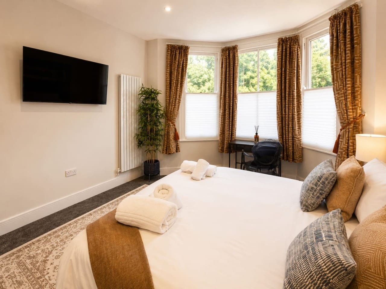 Cathedral House Spacious 2BR Apartment in 96 Cardiff Rd, Cardiff CF5 2DT, UK - Property image 17 - VivreStays