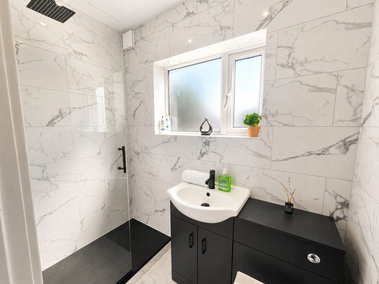 Cathedral House Spacious 2BR Apartment in 96 Cardiff Rd, Cardiff CF5 2DT, UK - Property image 28 - VivreStays