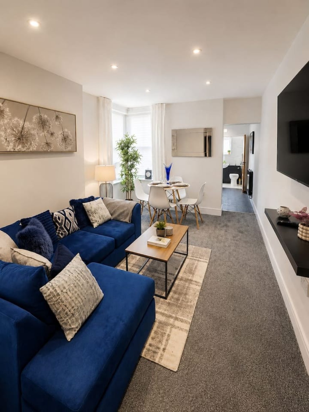 Cathedral House Spacious 2BR Apartment in 96 Cardiff Rd, Cardiff CF5 2DT, UK - Property image 2 - VivreStays
