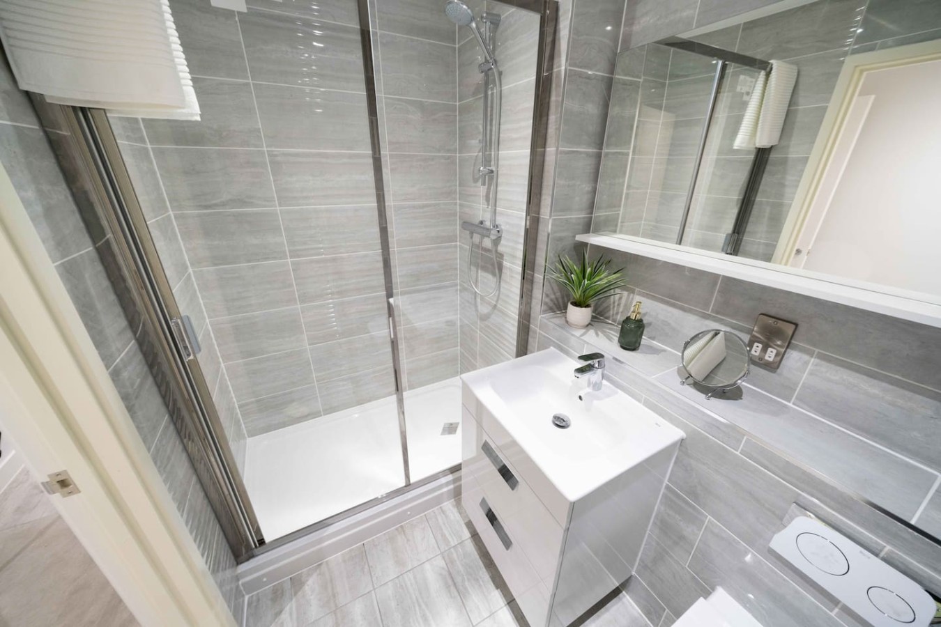 The Cumberland*Water Views*Central *Sleeps 5 in 2 Gas Ferry Road flat 12 - Property image 13 - VivreStays