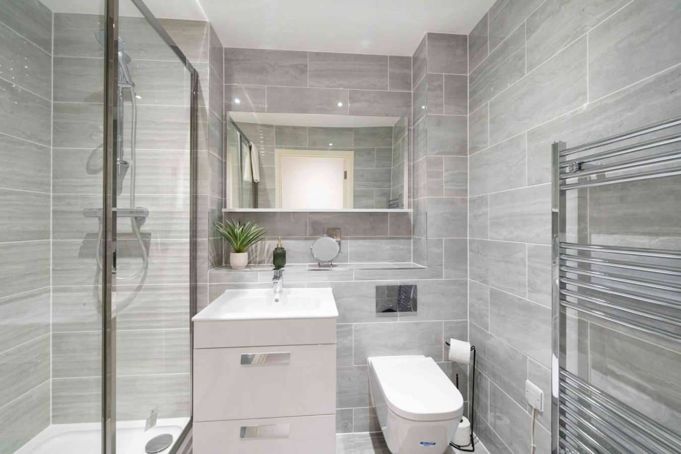 The Cumberland*Water Views*Central *Sleeps 5 in 2 Gas Ferry Road flat 12 - Property image 12 - VivreStays