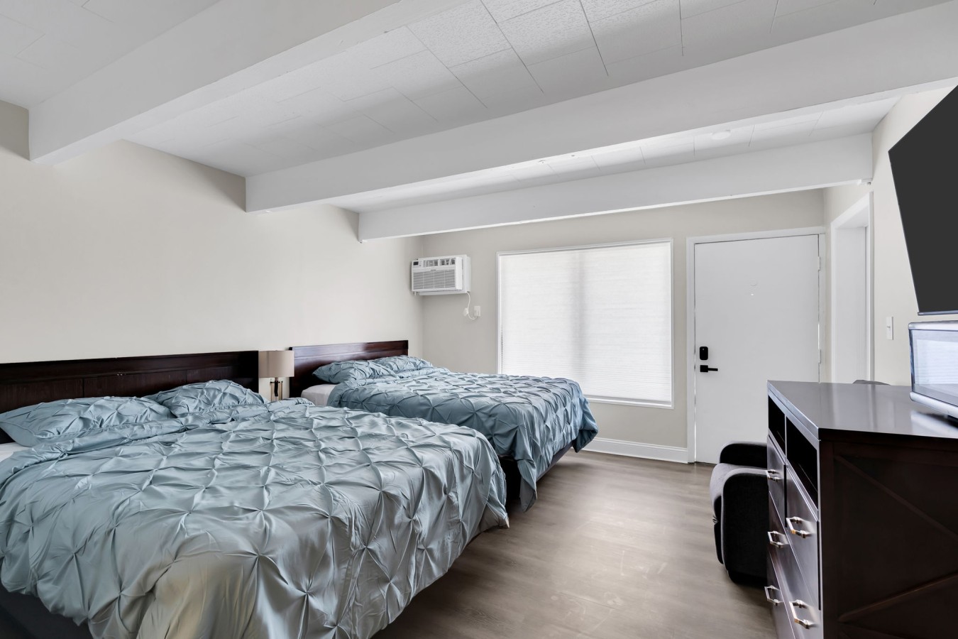 Cozy Jersey Shore Escape, Pool, Parking & 2 Beds - Toms River, NJ