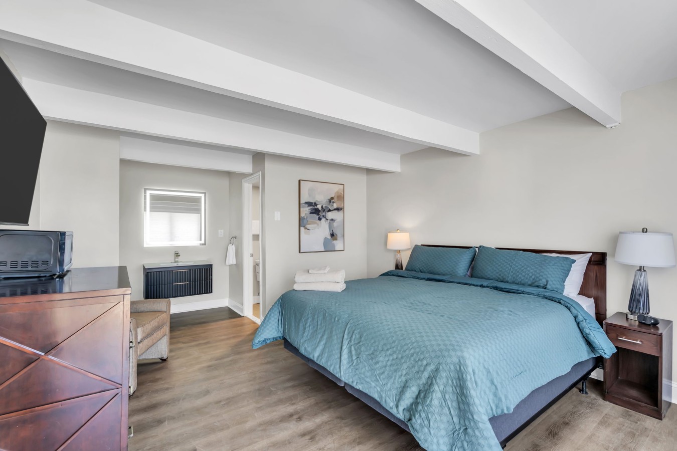 Modern Shore Stay, Pool, Beach Passes & Free Parking - Toms River, NJ
