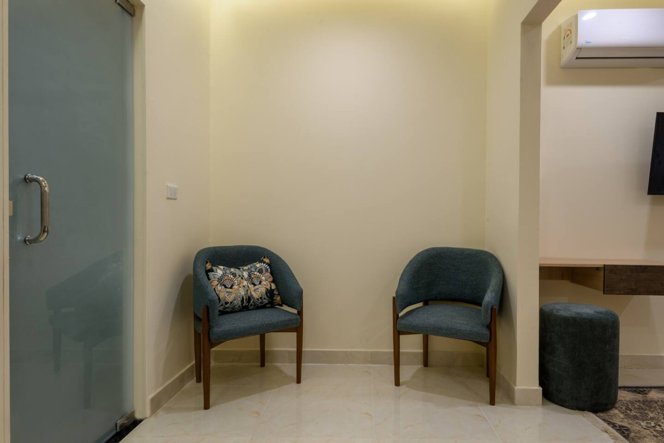 S105 | 8-min Airport Stay By Hazel Spaces in Nasr City - bedroom view 2