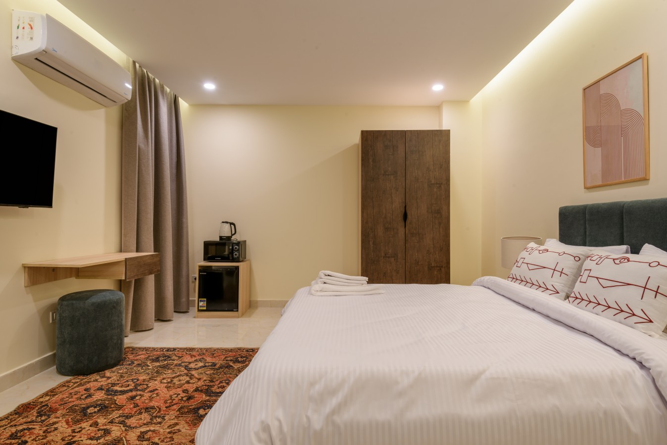 S106 | 8-min Airport Stay By Hazel Spaces in Nasr City - bedroom view 2