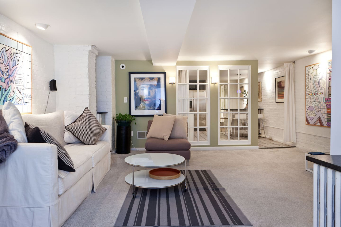 Downtown Large Apt w/parking Convention Center