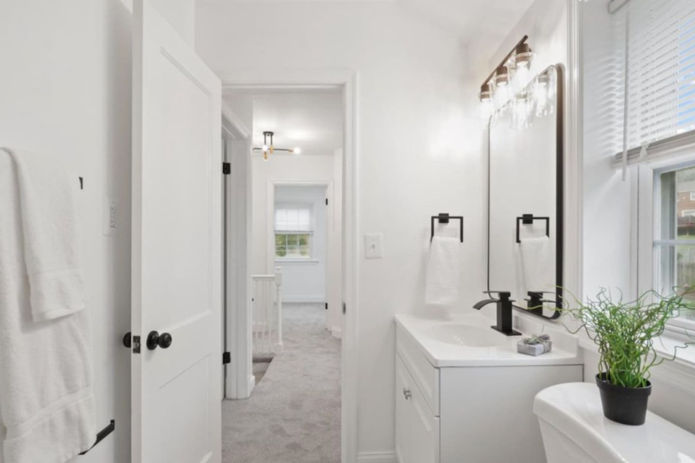 1 min to DC 8 beds sleeps 16 w/ yard and parking