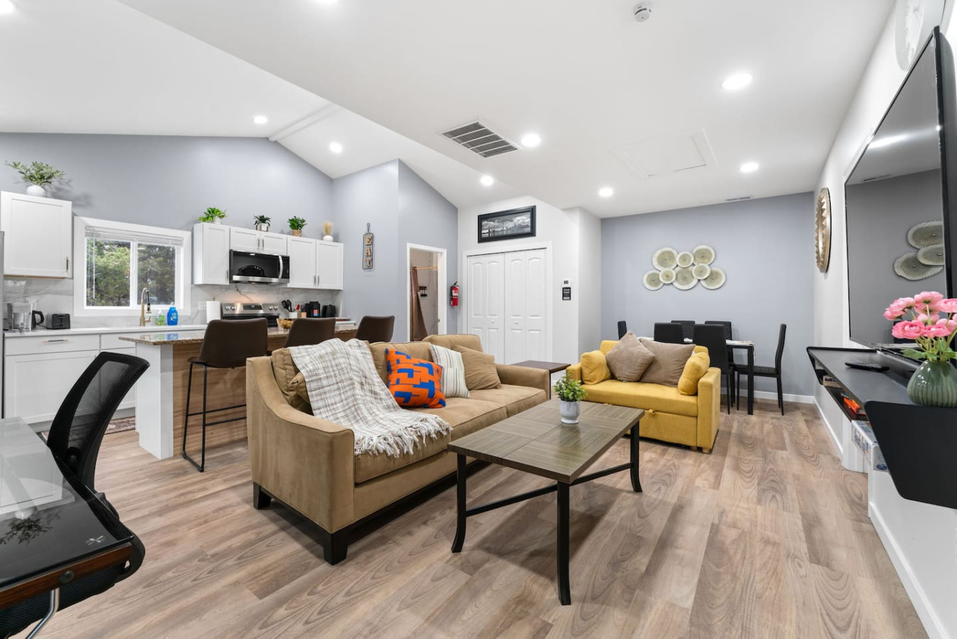 Modern Carriage Home:Near Dulles Airport sleeps 8