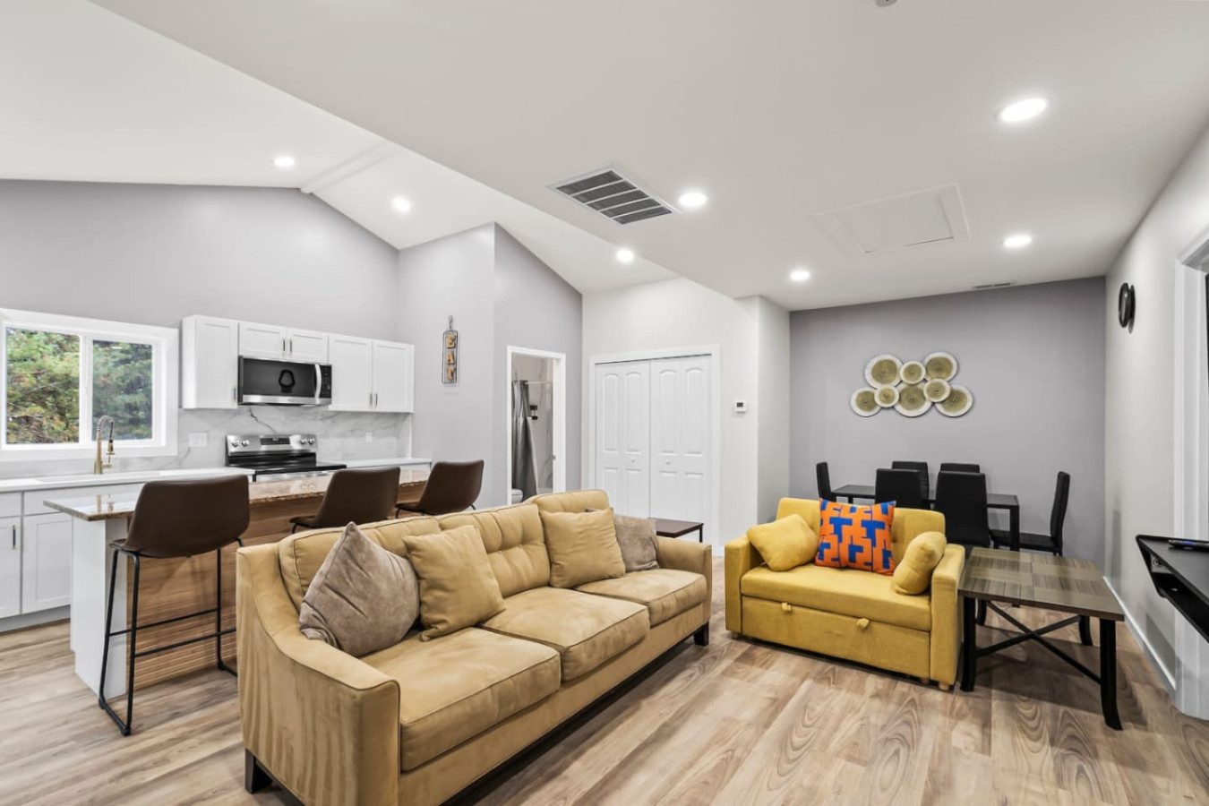 Two Dulles homes 1 price sleeps 16 w/EV parking rental in Centreville