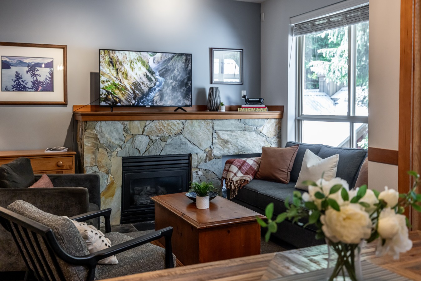 Inviting Townhouse With Hot Tub And Fireplace - Cozy Whistler Escape - Canada