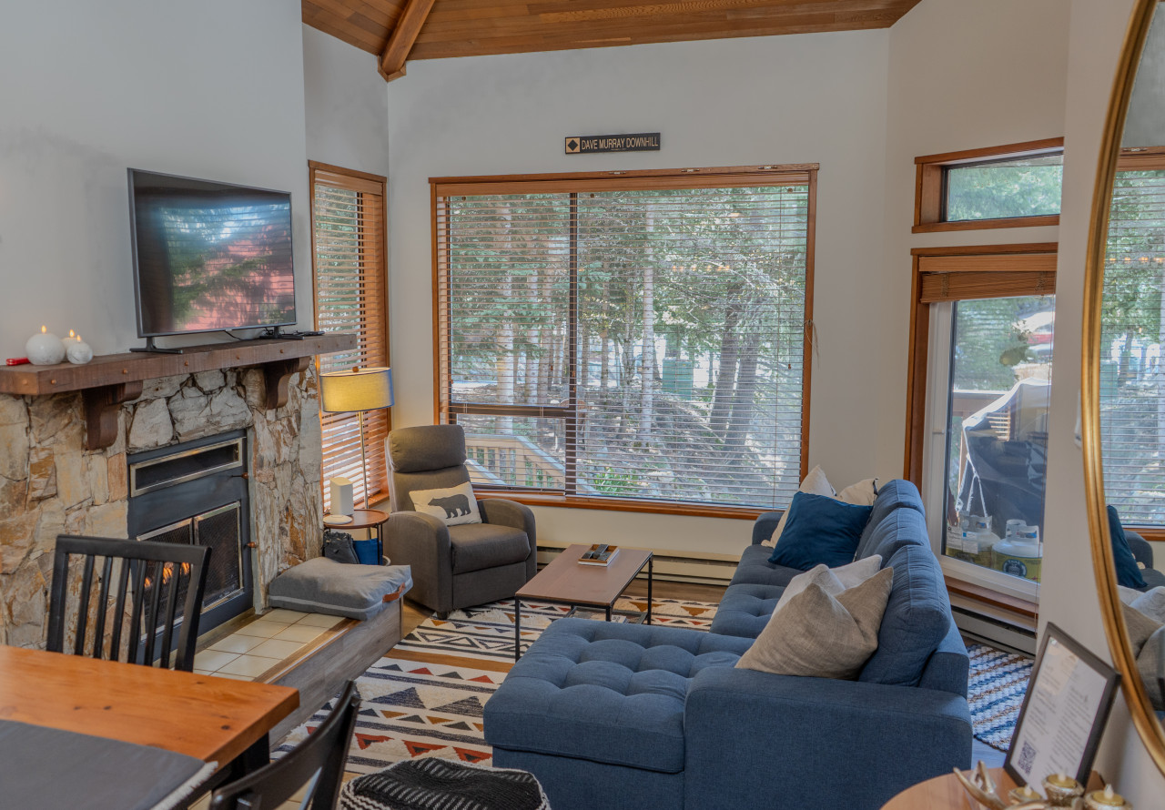 Charming Creekside Getaway With Fireplace And Bbq - Serene Oasis - Canada