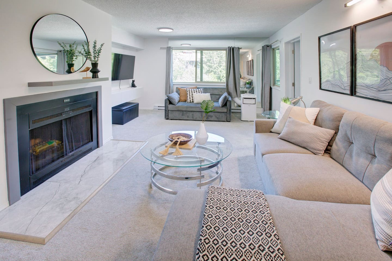 Stunning Mountain Views And Cozy Fireplace - Captivating Creekside Haven - Kanada