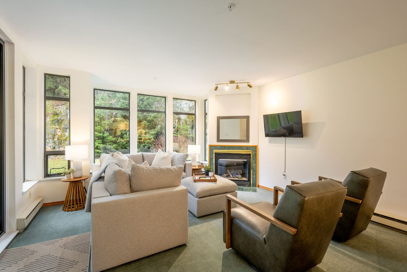 Spacious & Bright 2brm-patio, 5 Mins To Village. Sleeps 6 - Canada