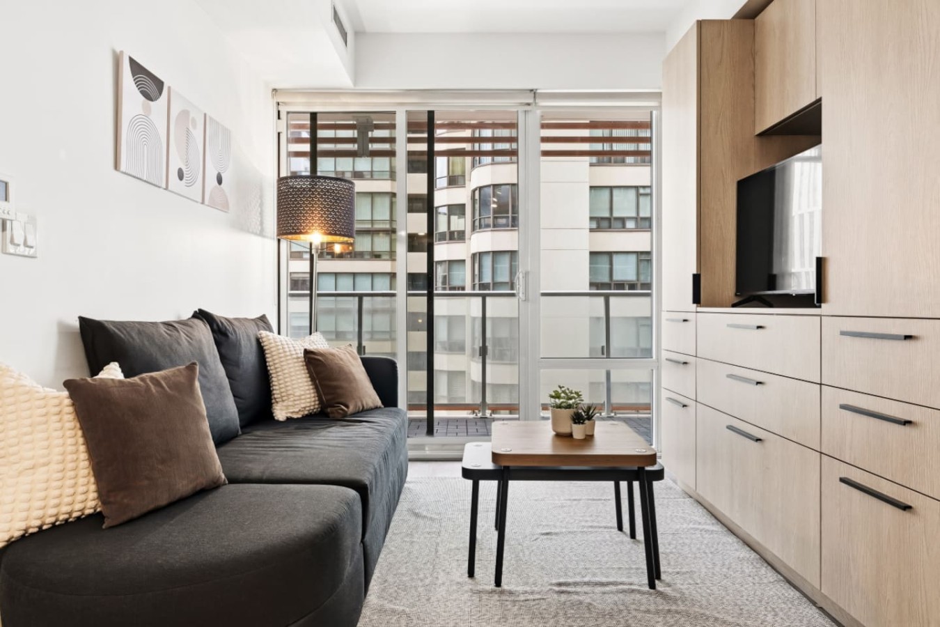 Urban Gem, 3 Mins to Wellesley Station, Balcony