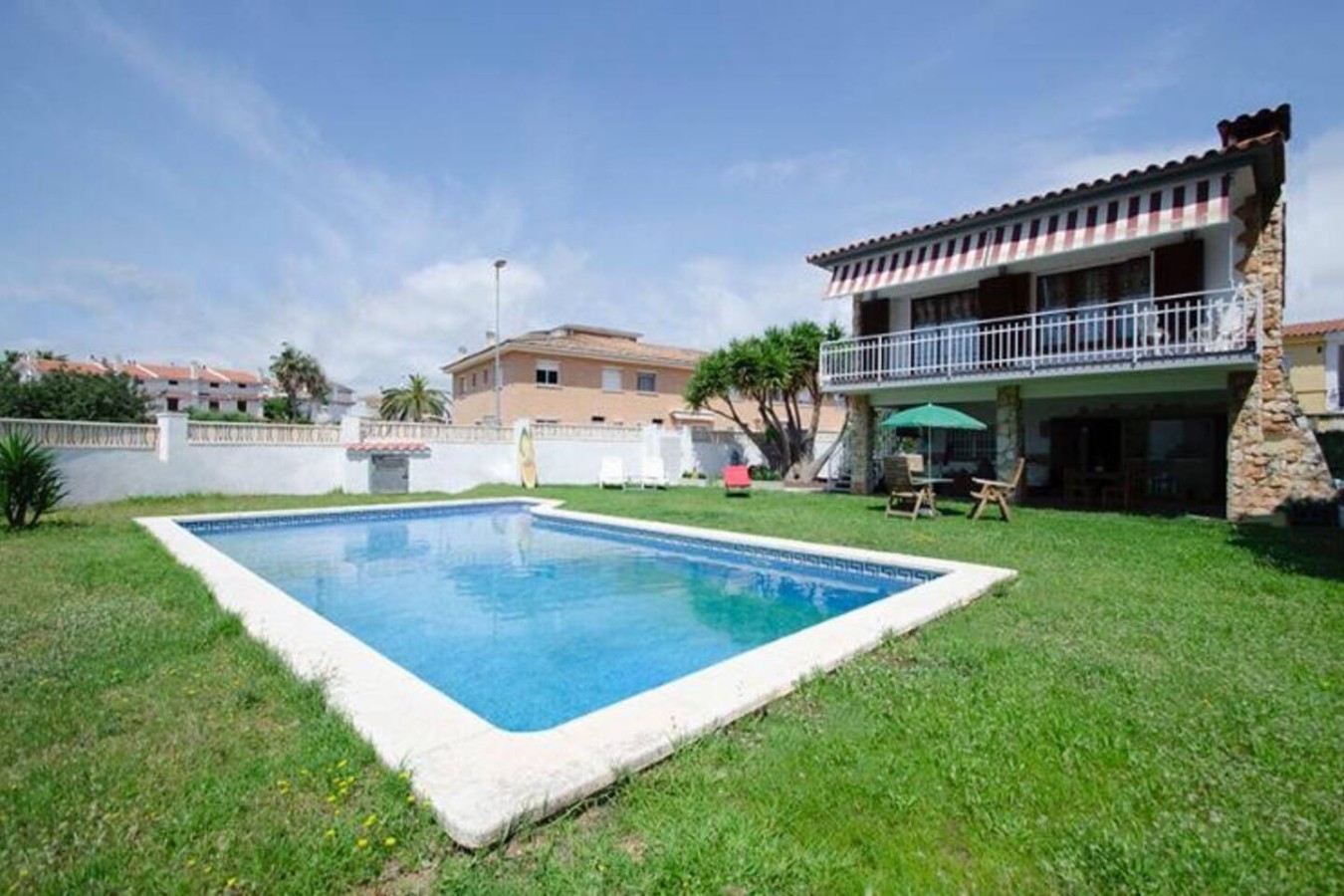 Villa con piscina salada cerca de la playa