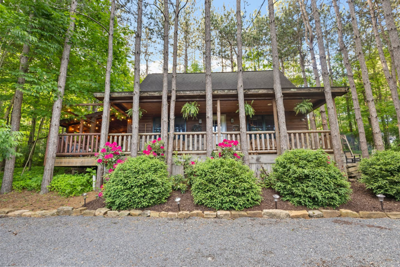 Private Pond! Hot Tub with outdoor TV! Fire Pit!