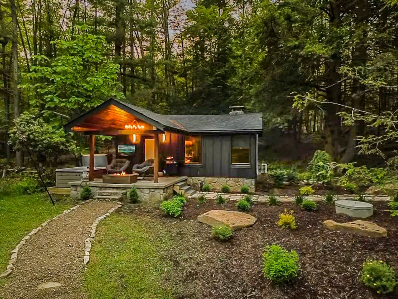 Luxurious Couples Getaway; Private Pond! Hot Tub!