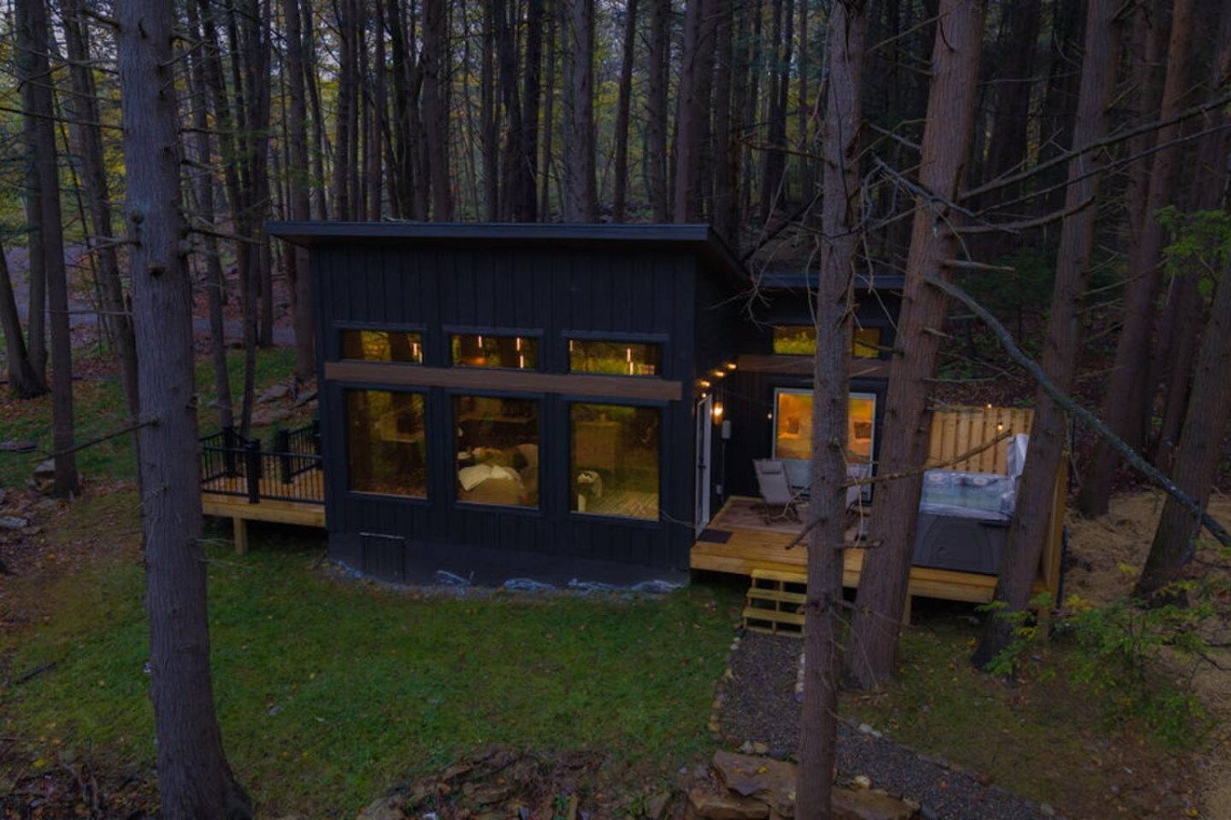 Riverfront Sauna! Hot Tub! Luxury Romantic Retreat