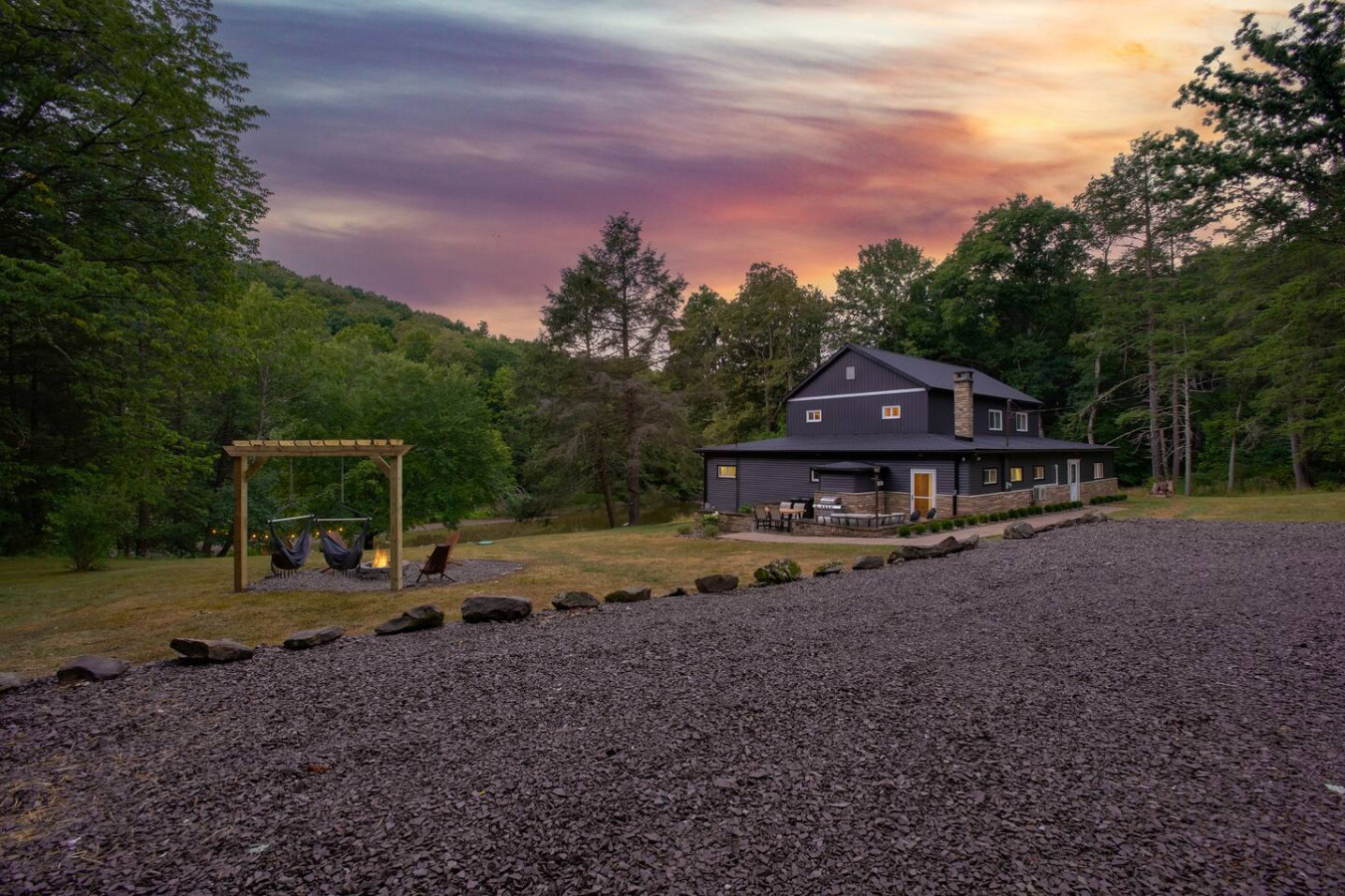 Riverside Cabin! Riverfront Sauna! Theater Room!