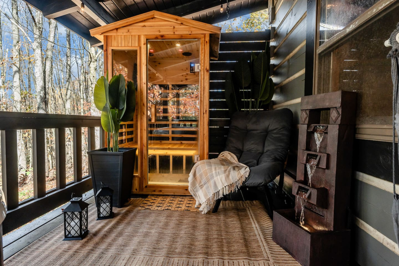 Honeymoon Lodge. Sauna! Hot Tub! 75”TV! King Bed!
