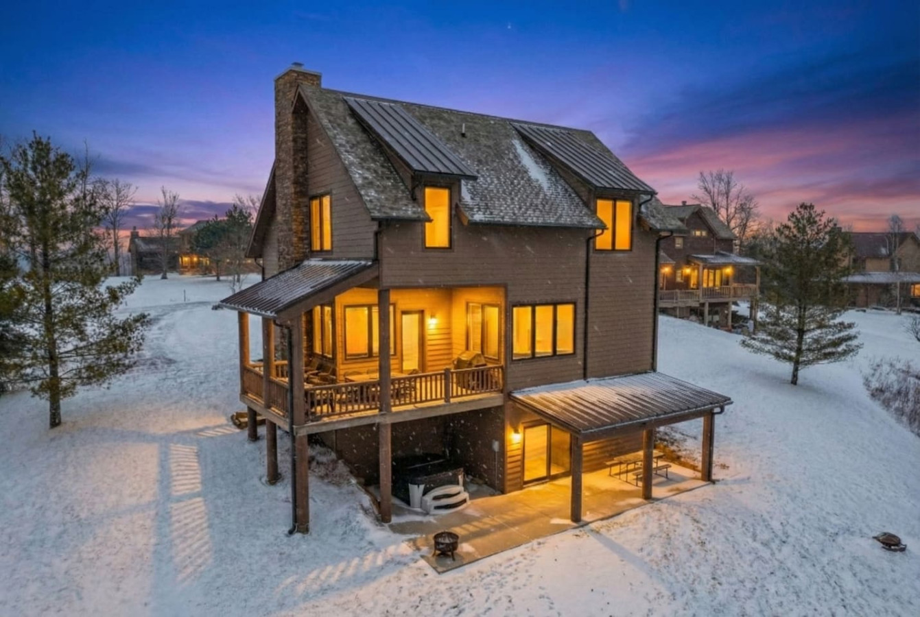 5BR Cabin-4 Primary Suites! Hot Tub! Sleeps 14!