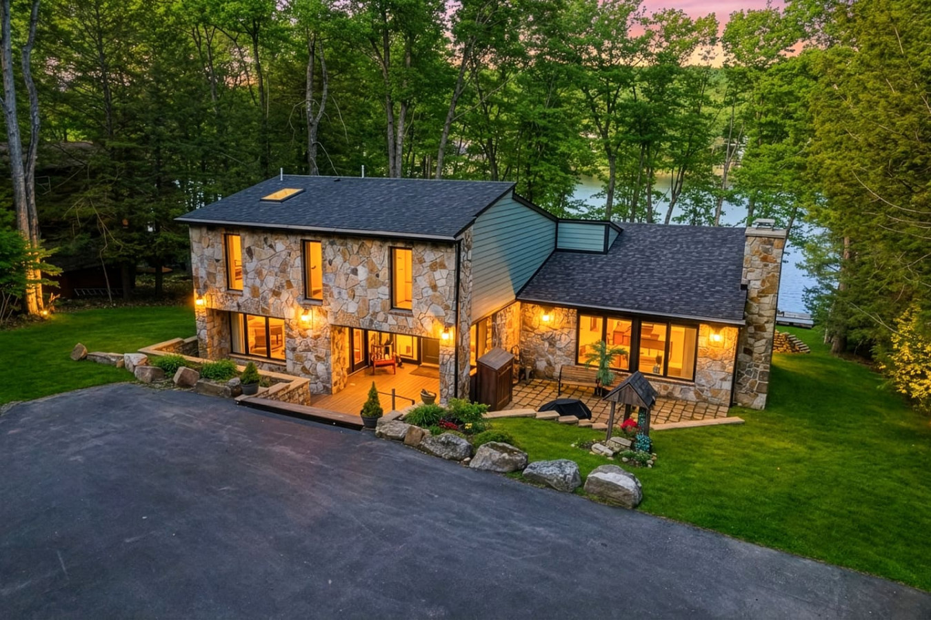 Lakefront! IndoorSauna! HotTub! Sleeps 14! Kayaks!