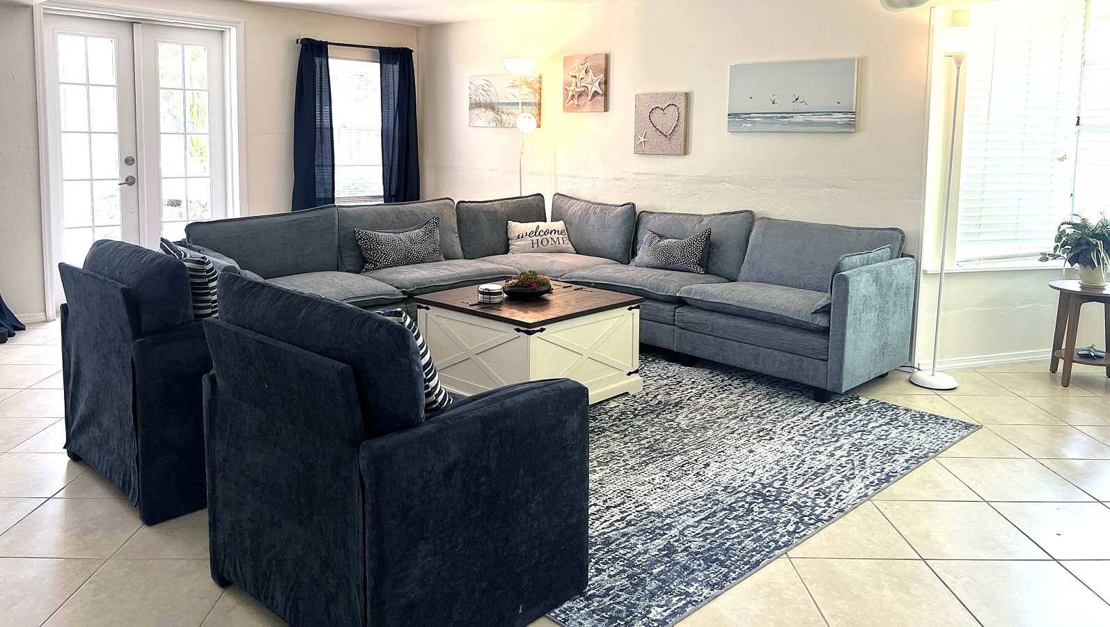 Scenic River Escape And Spacious Backyard - Cozy Tropical Haven - Fort Myers, FL