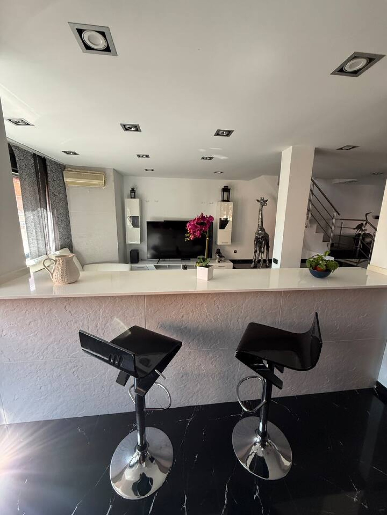 Chalet vanguardista Madrid — acceso