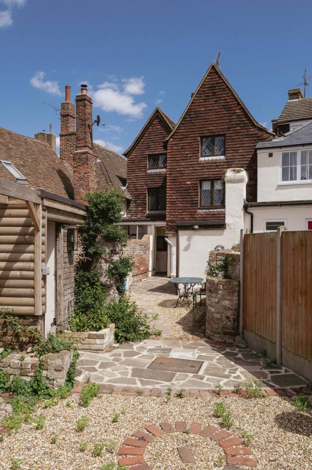Historic Shop House | 6BR | Ideal for Contractors in 69 High Street - Property image 8 - VivreStays