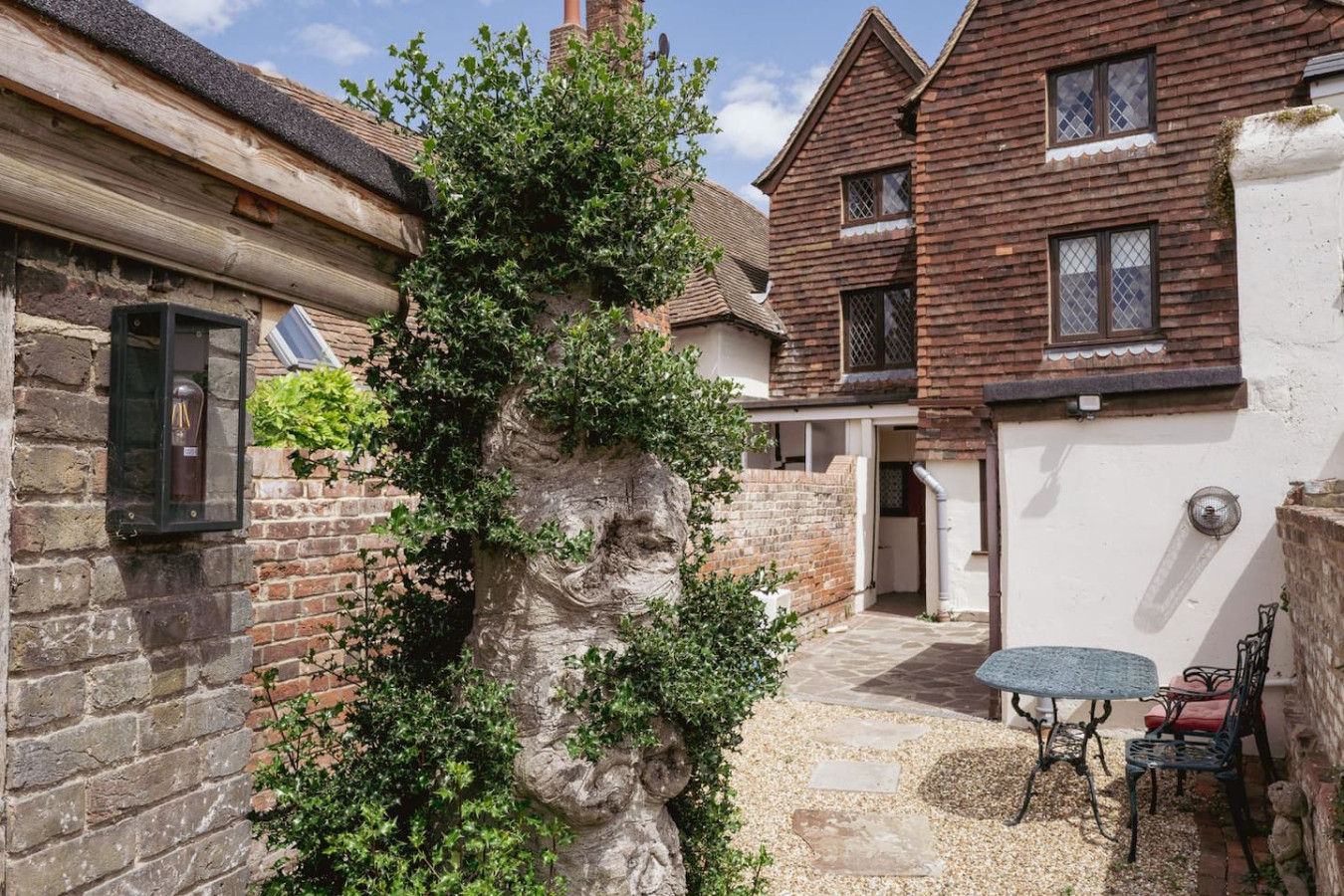 Historic Shop House | 6BR | Ideal for Contractors in 69 High Street - Property image 17 - VivreStays