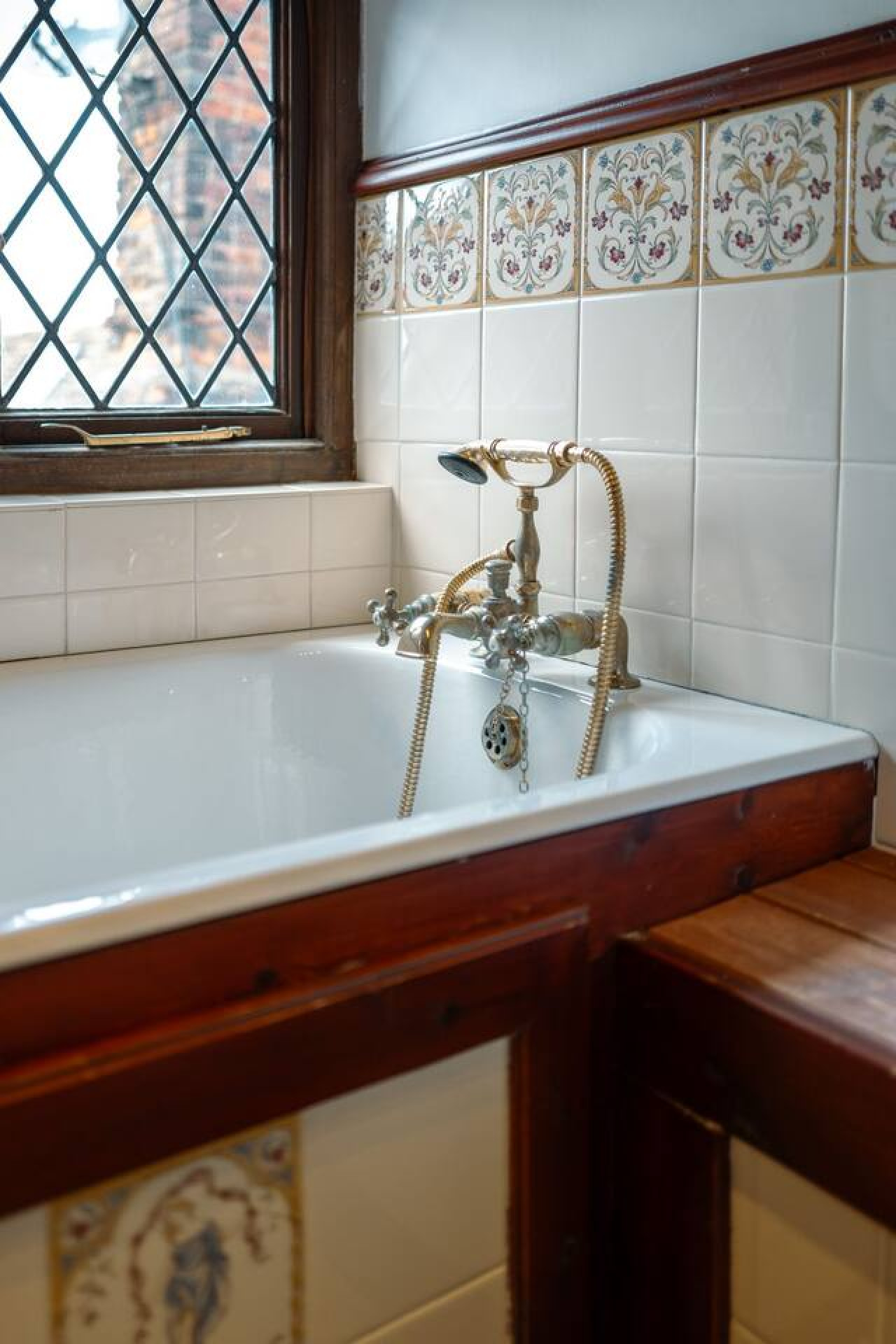 Historic Shop House | 6BR | Ideal for Contractors in 69 High Street - Property image 11 - VivreStays