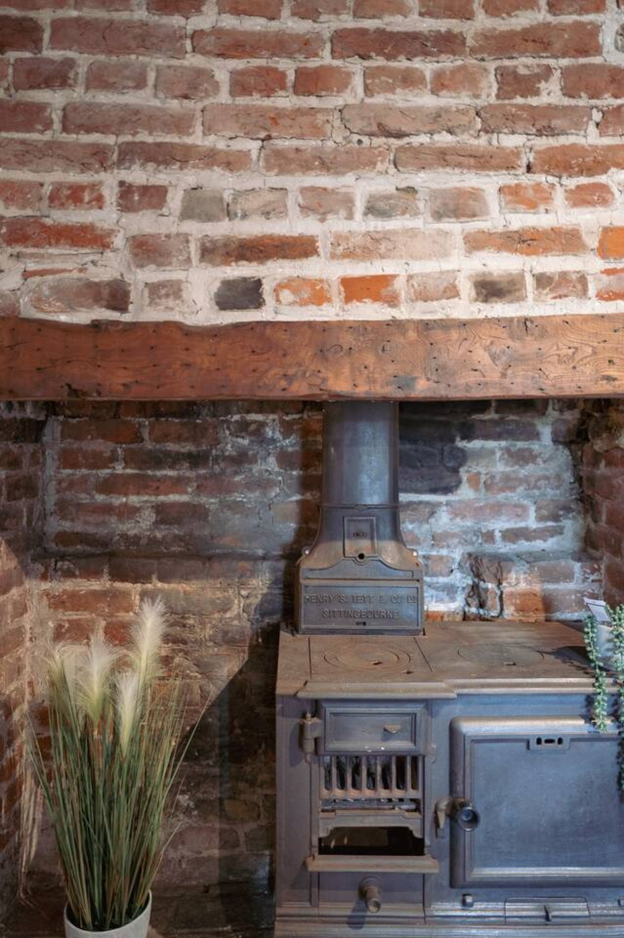 Historic Shop House | 6BR | Ideal for Contractors in 69 High Street - Property image 12 - VivreStays