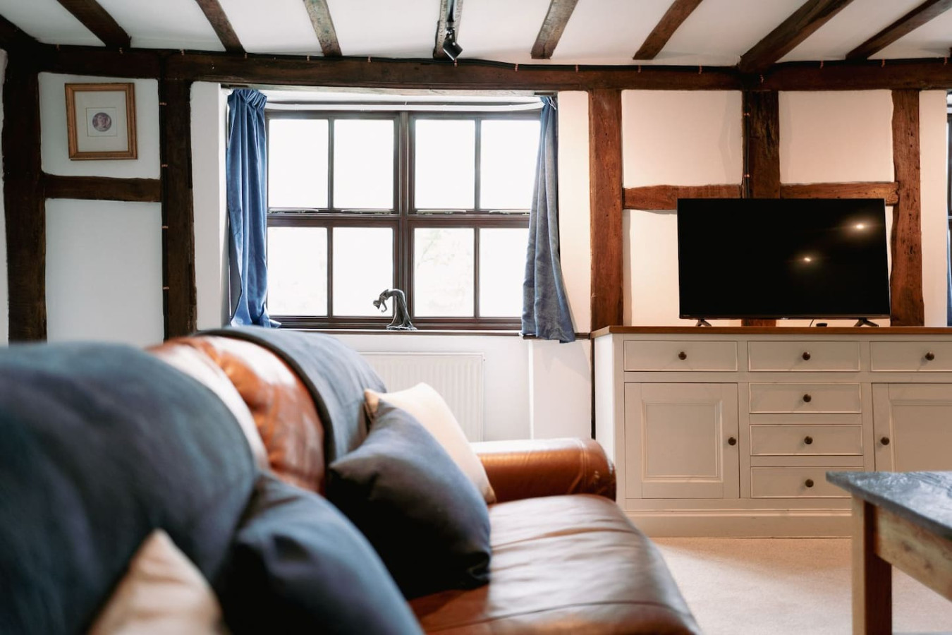 Historic Shop House | 6BR | Ideal for Contractors in 69 High Street - Property image 3 - VivreStays