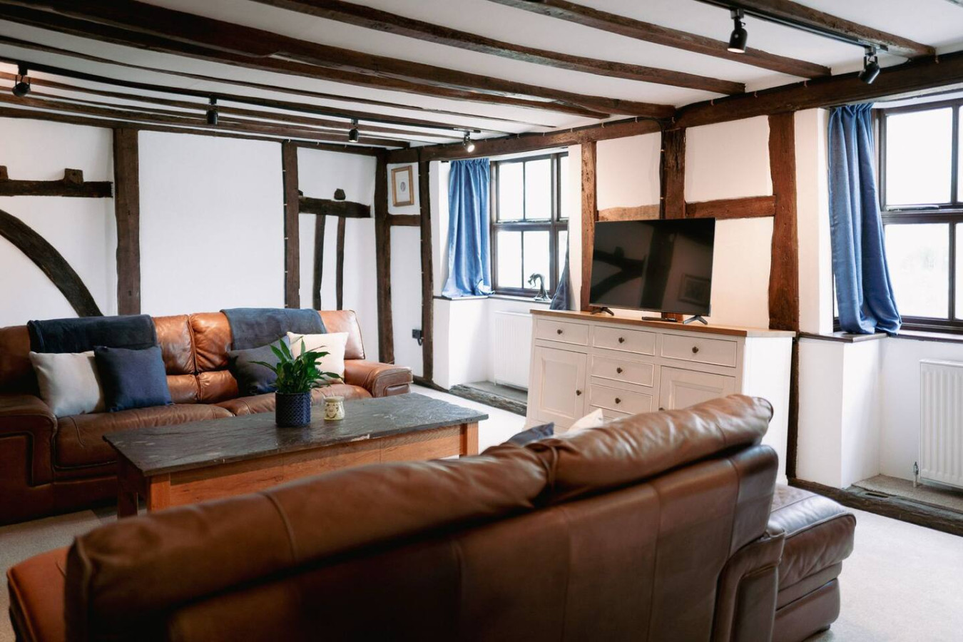 Historic Shop House | 6BR | Ideal for Contractors in 69 High Street - Property image 7 - VivreStays
