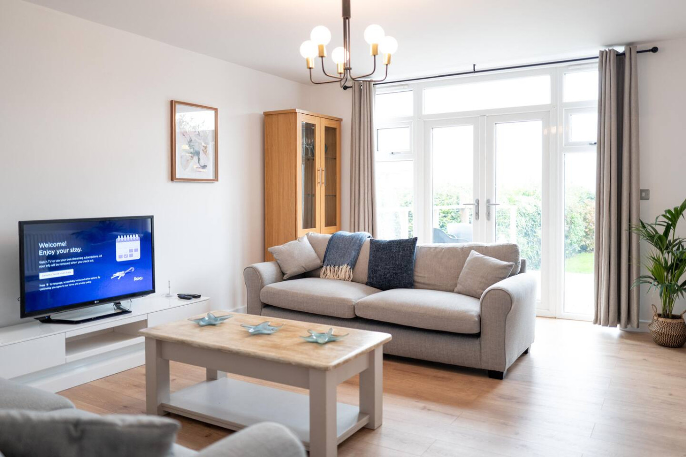 Accessible Clifftop Home with Sea View in 12 Cliff Gardens - Property image 5 - VivreStays