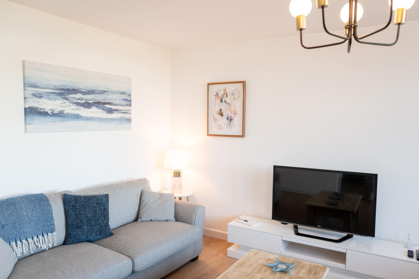 Accessible Clifftop Home with Sea View in 12 Cliff Gardens - Property image 6 - VivreStays