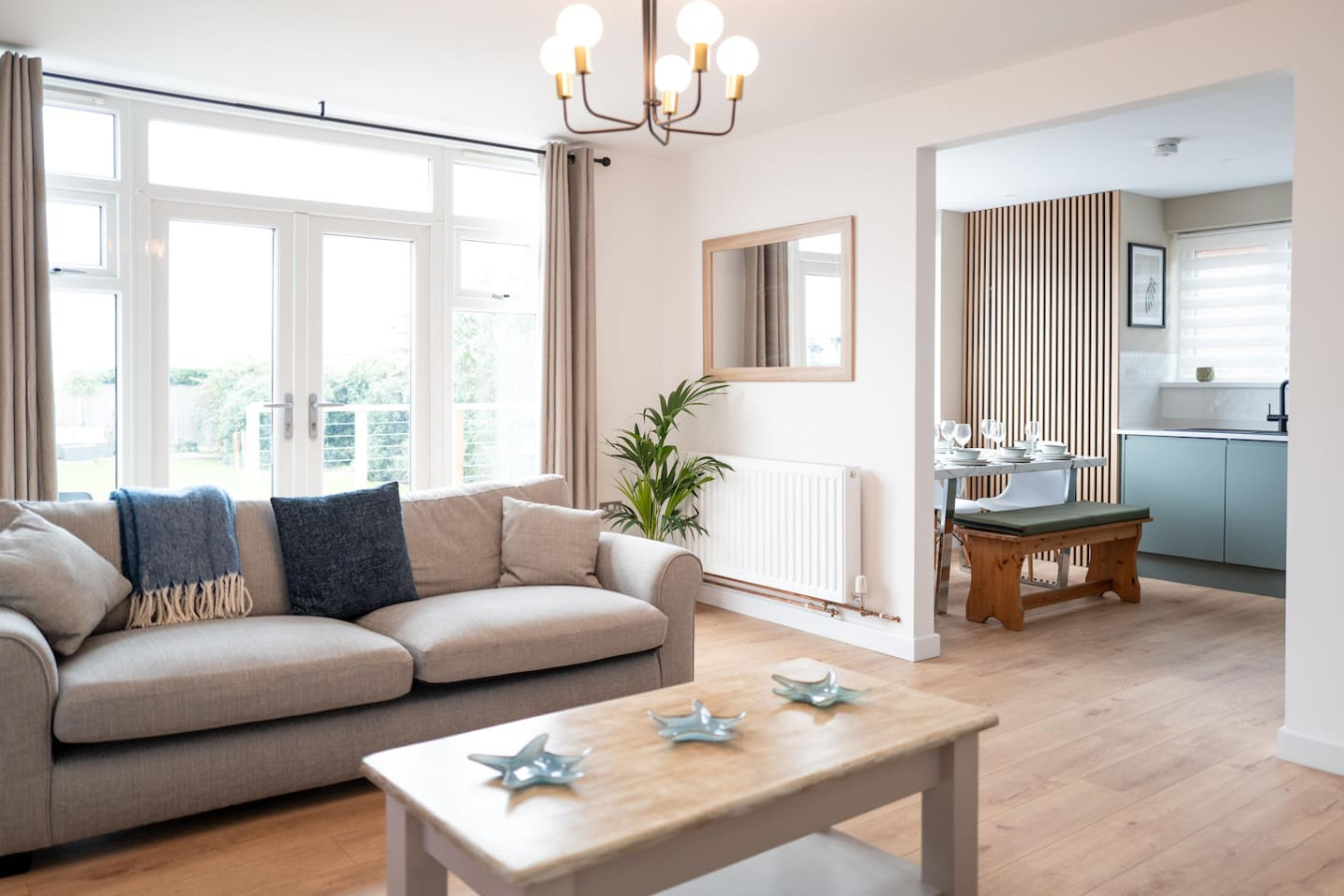 Accessible Clifftop Home with Sea View in 12 Cliff Gardens - Property image 7 - VivreStays