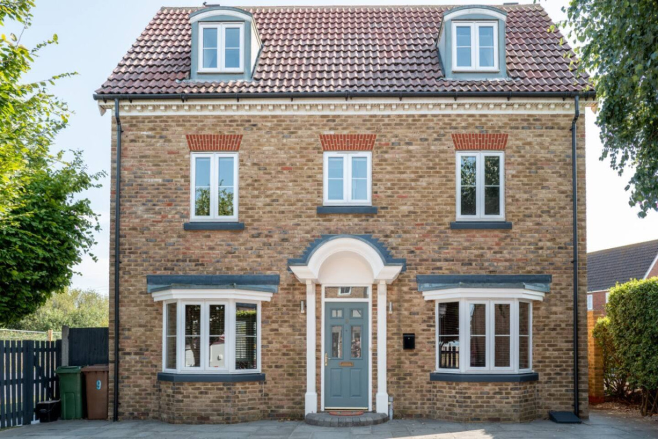 Colourful 5BR Home | Sleeps 11 + Parking | Beaches in 9 Wigeon Road - Property image 2 - VivreStays
