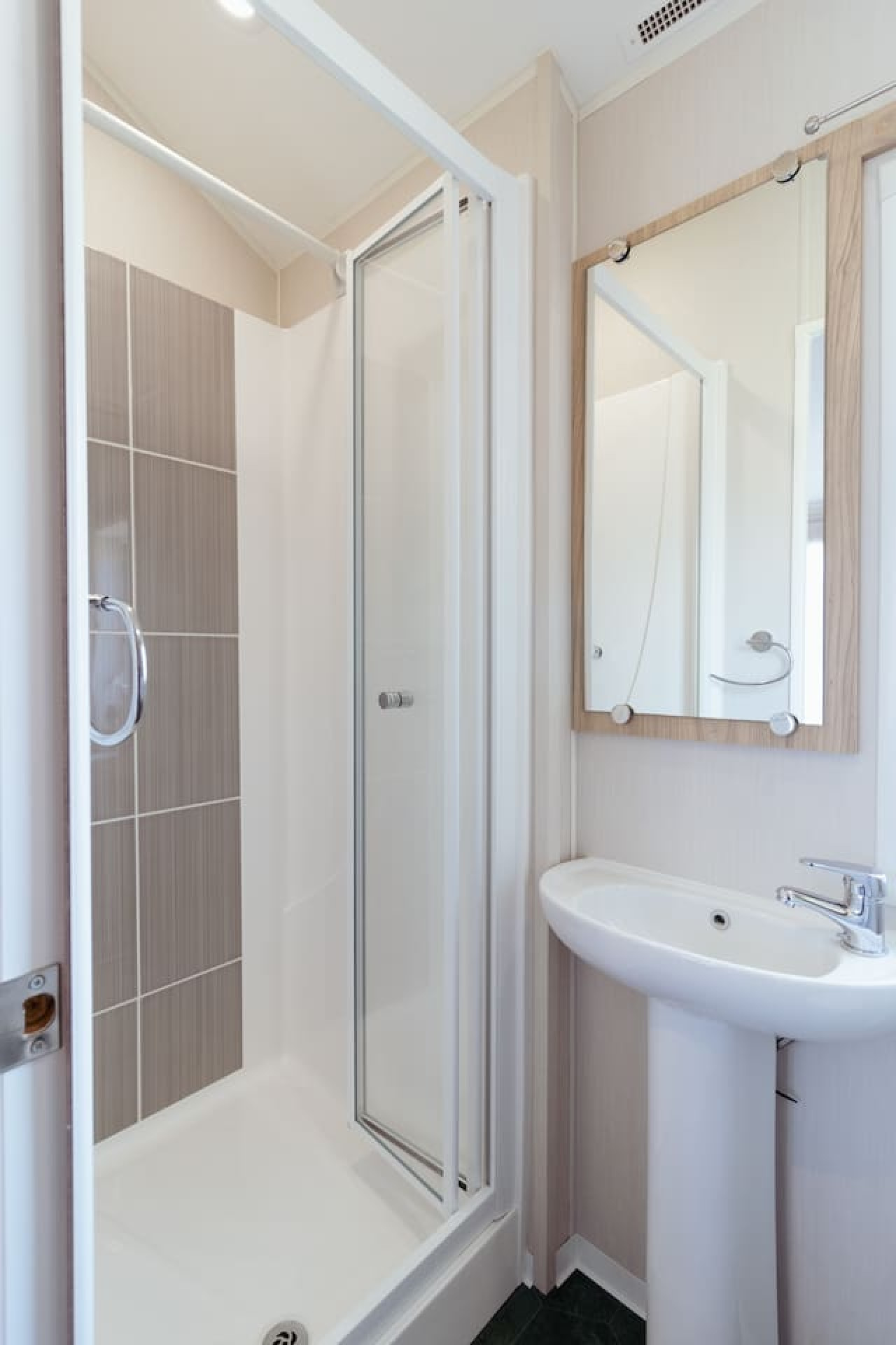 Stunning Sea View Lodge | Pool + Long Stays & Pets in Ashcroft Leisure Park 10 Millionaires Row - Property image 17 - VivreStays
