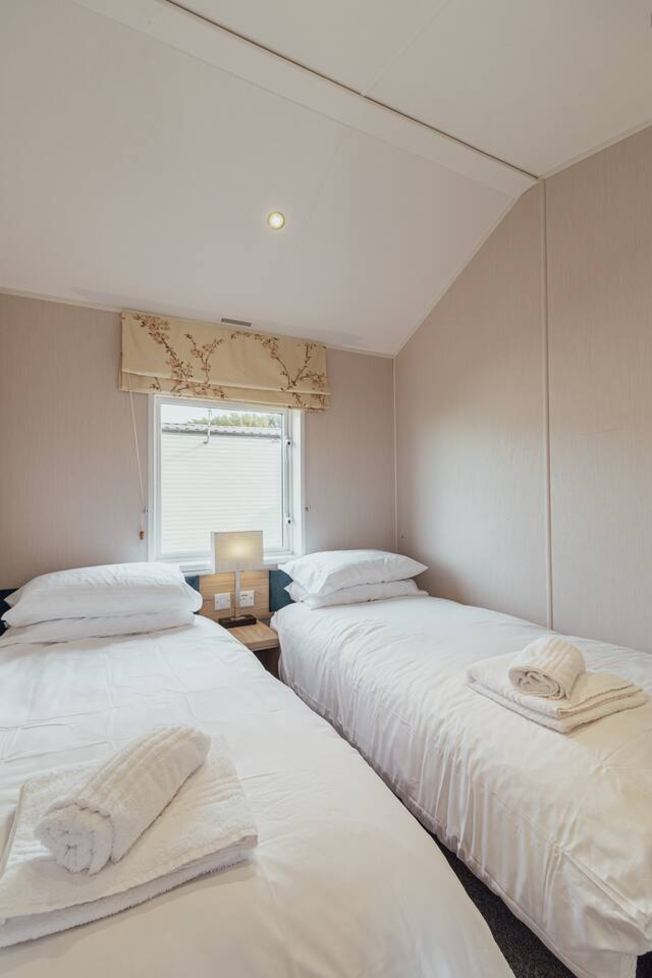Stunning Sea View Lodge | Pool + Long Stays & Pets in Ashcroft Leisure Park 10 Millionaires Row - Property image 26 - VivreStays